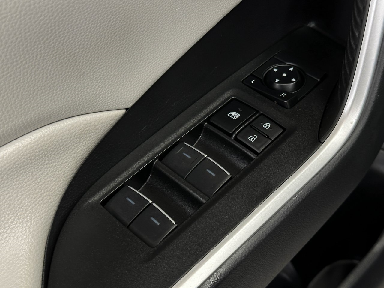 2023 Toyota RAV4 XLE Premium photo 18
