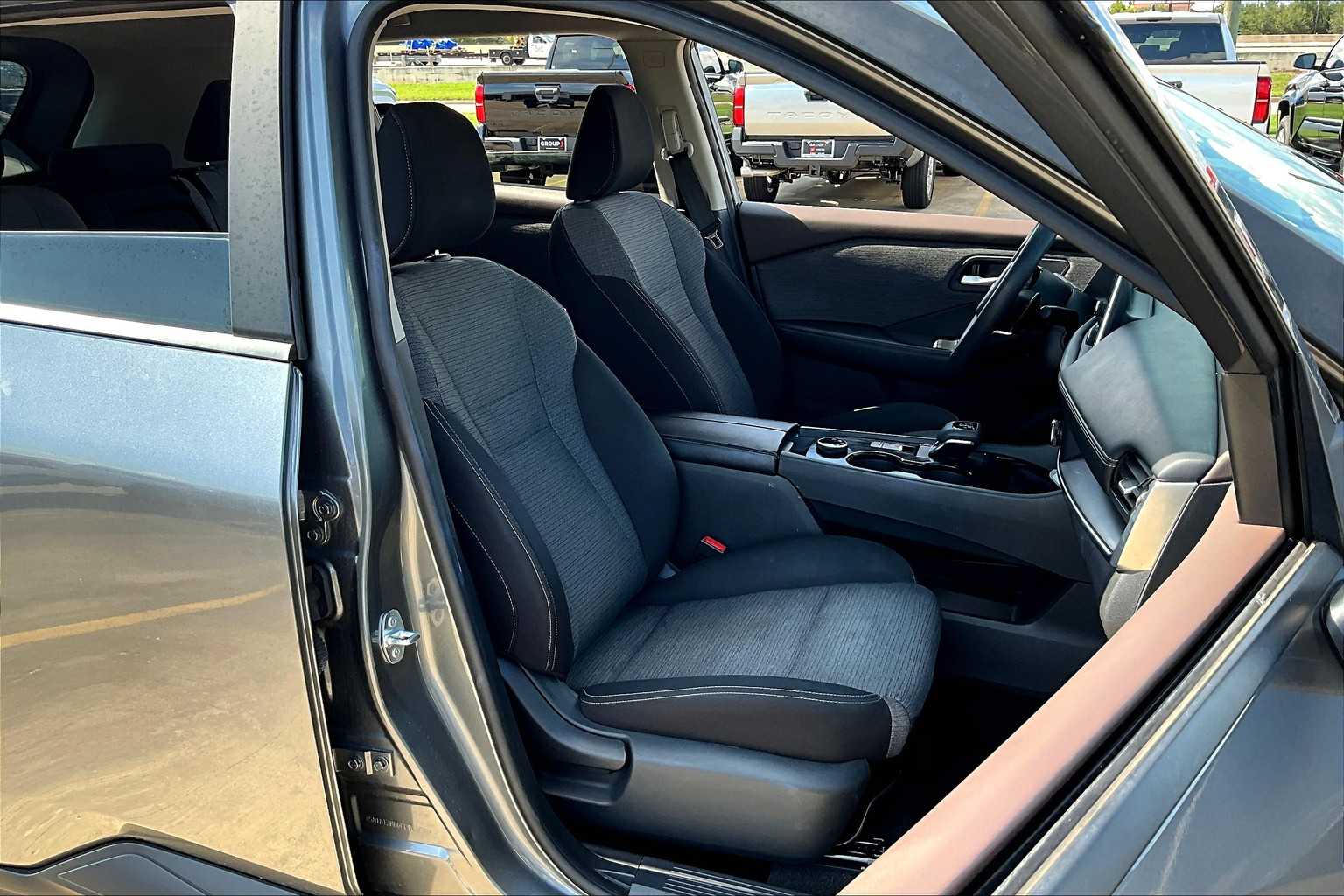 2023 Nissan Rogue SV photo 5