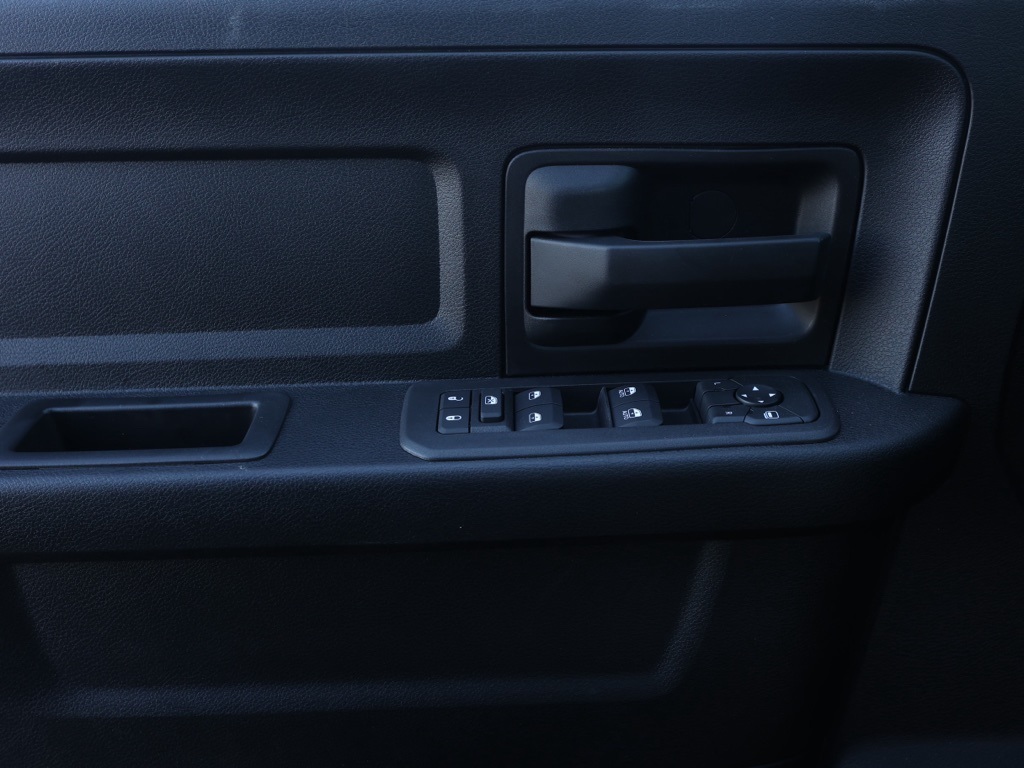 New 2026 Diamond Black Crystal Pearl-Coat Exterior Paint RAM Tradesman image 22