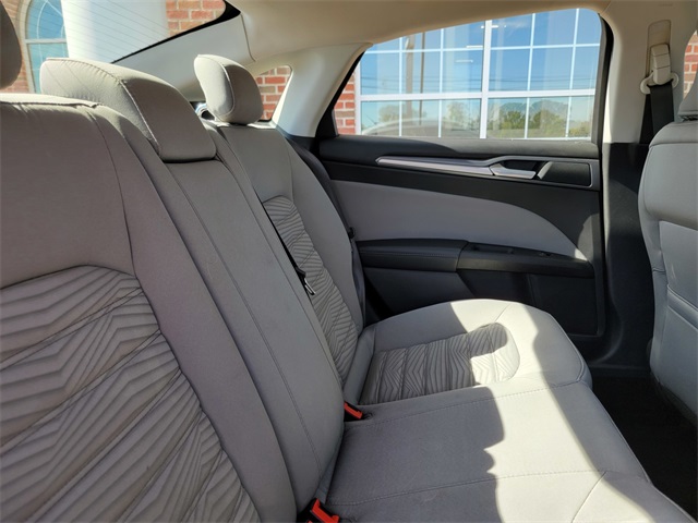 2016 Ford Fusion S photo 14