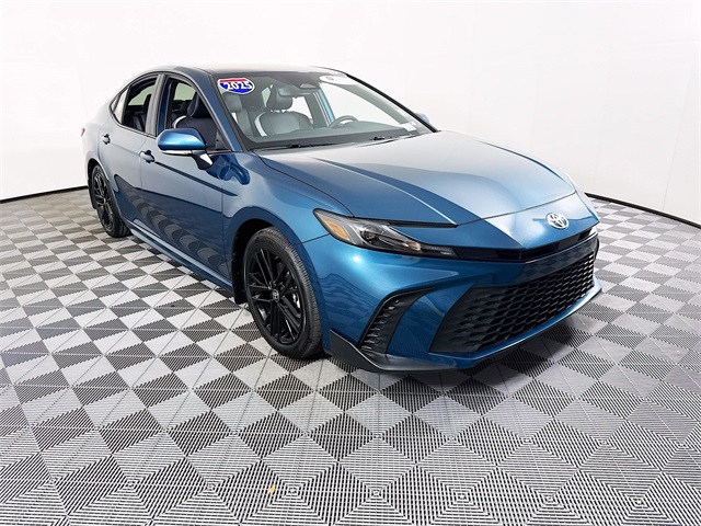 2025 Toyota Camry SE's photo