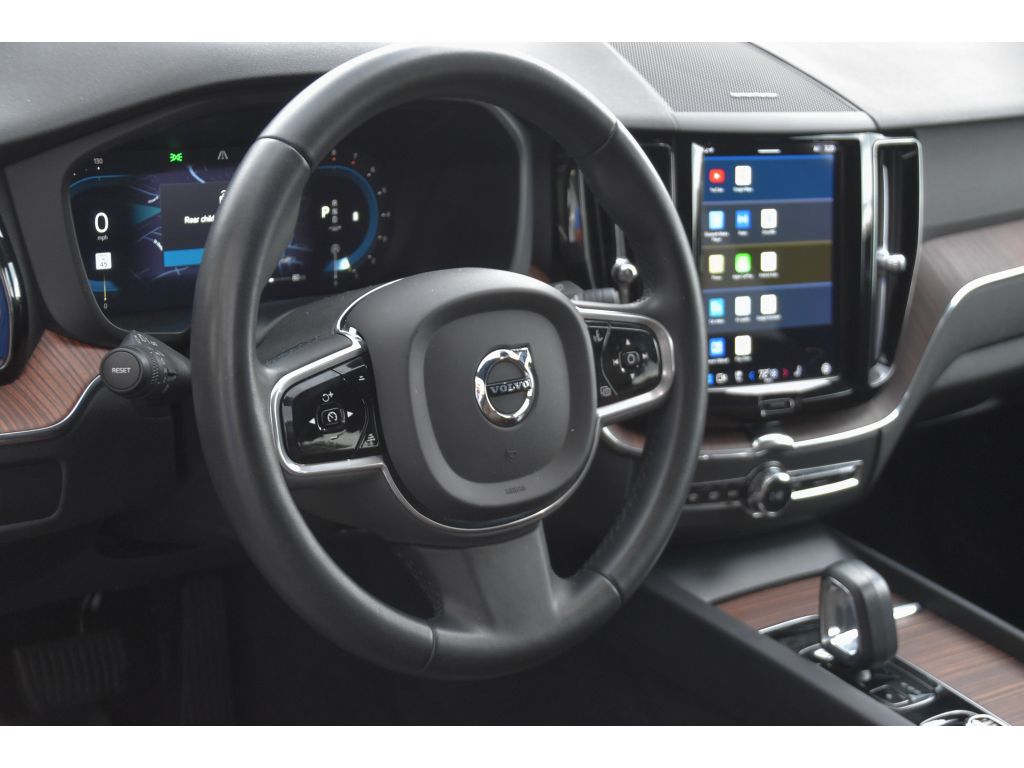 2023 Volvo XC60 B5 Plus photo 12