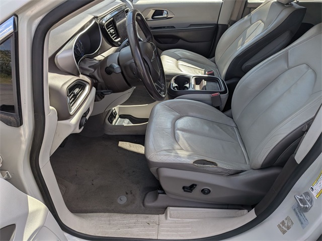 2017 Chrysler Pacifica Touring L photo 10