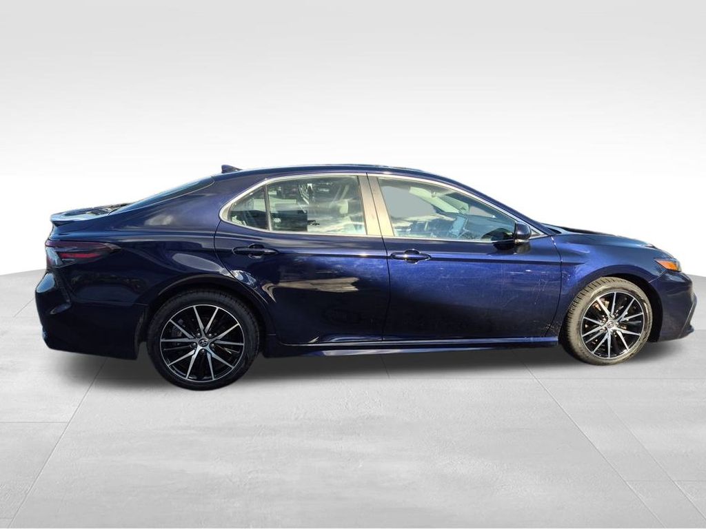 2022 Toyota Camry Hybrid SE photo 3