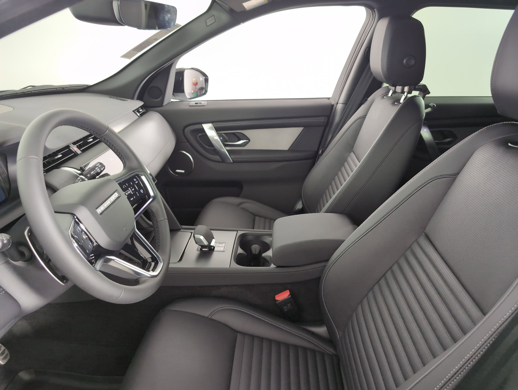 2025 Land Rover Discovery Sport Dynamic SE photo 4