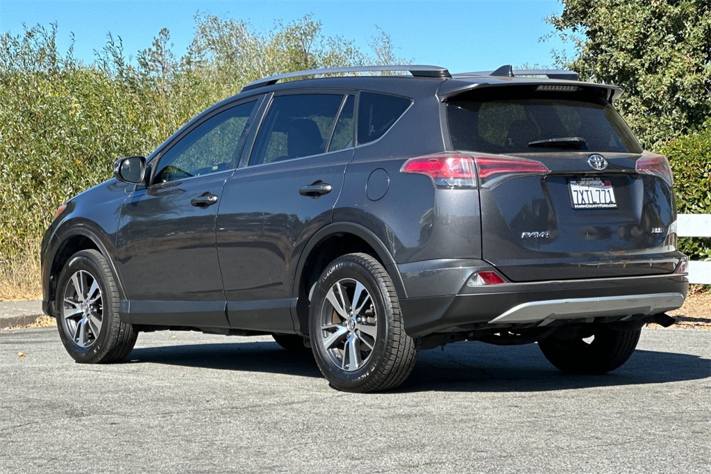 2017 Toyota RAV4 XLE photo 4