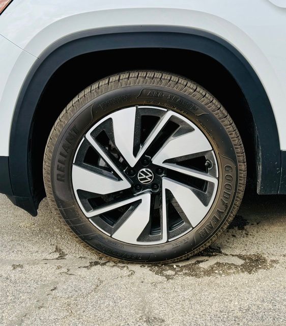 2024 Volkswagen Atlas SEL photo 3