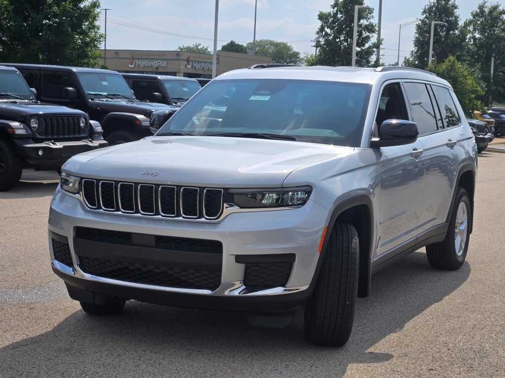 2025 Jeep Grand Cherokee Laredo photo 3
