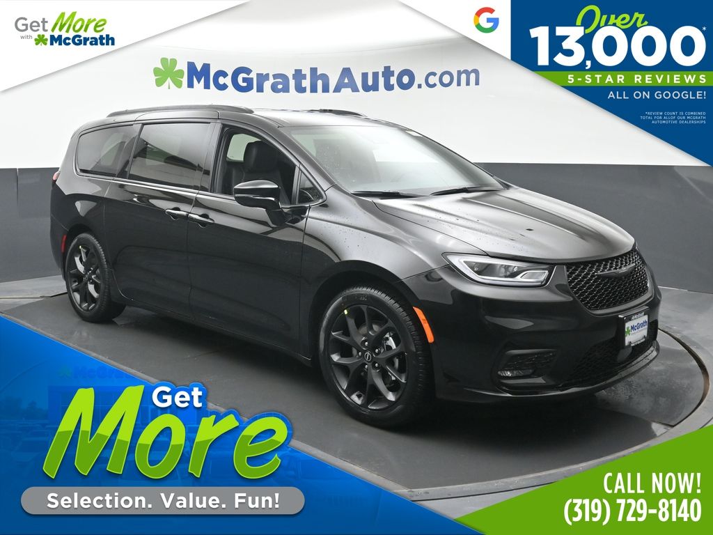 2026 Chrysler Pacifica Select's photo