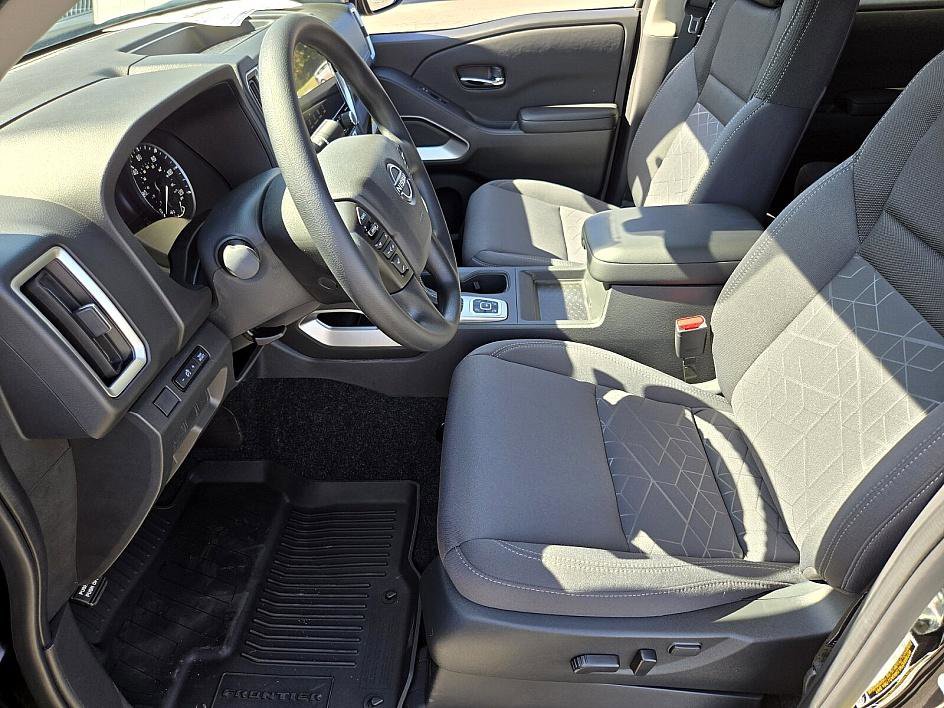 2026 Nissan Frontier Crew Cab SV photo 9