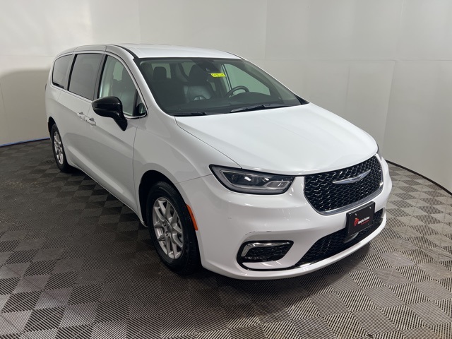 2024 Chrysler Pacifica Touring L's photo