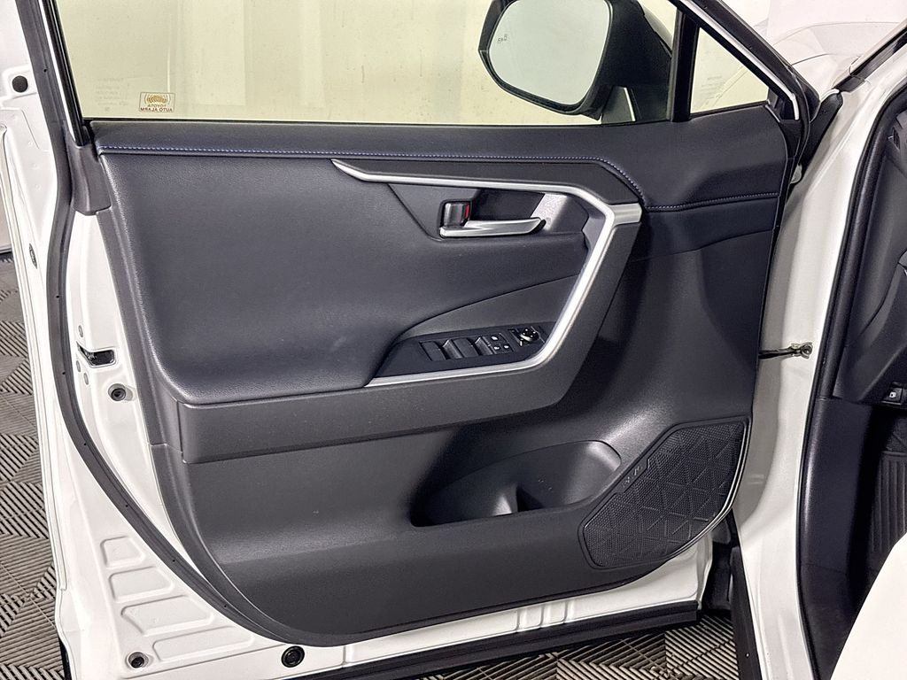 2020 Toyota RAV4 Hybrid XSE photo 9