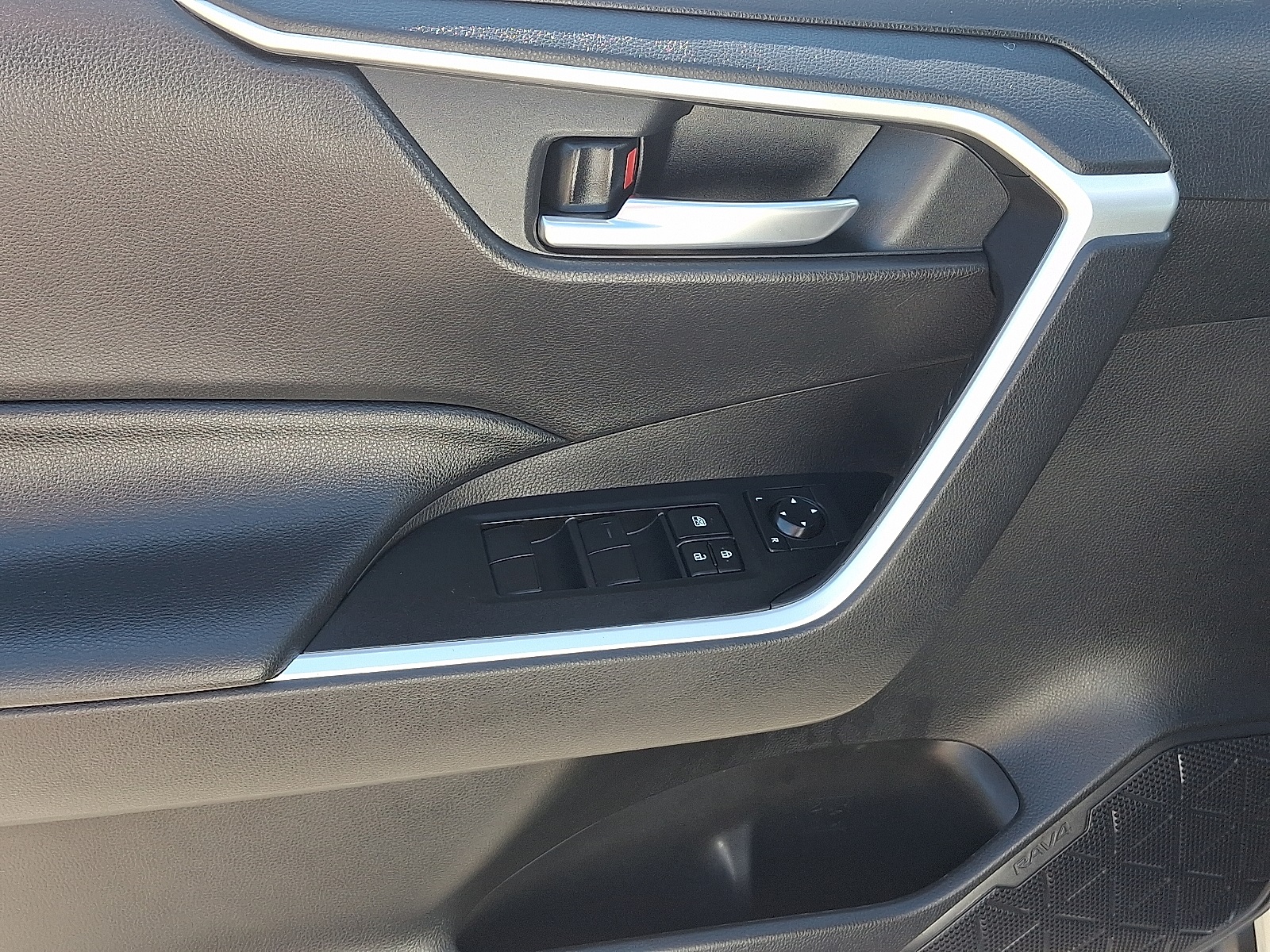 2020 Toyota RAV4 XLE photo 12