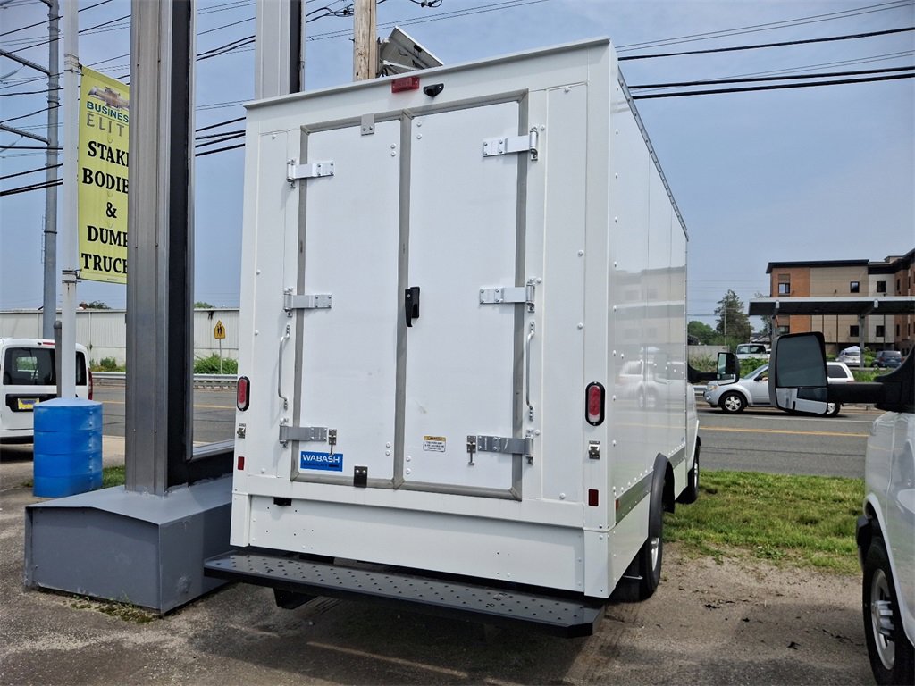 2025 Chevrolet Express Cutaway 3500 photo 4