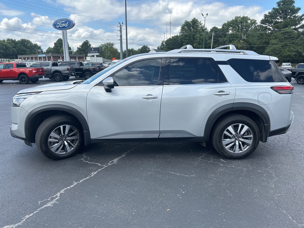 2022 Nissan Pathfinder SL photo 3