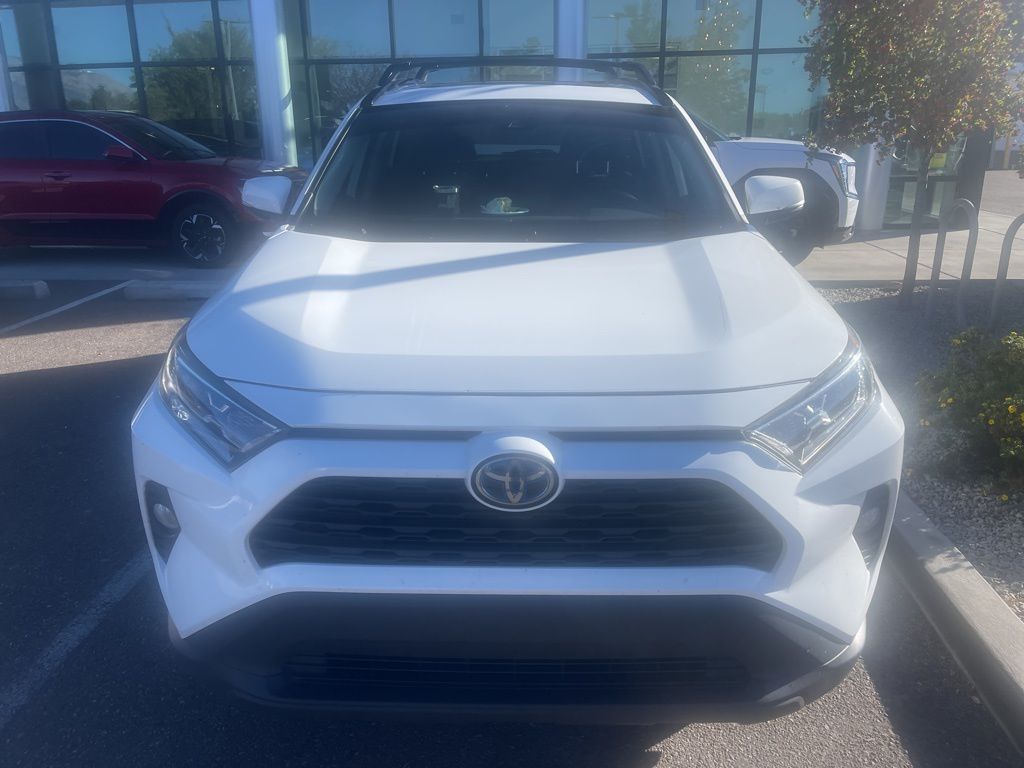 2020 Toyota RAV4 Hybrid XLE photo 3