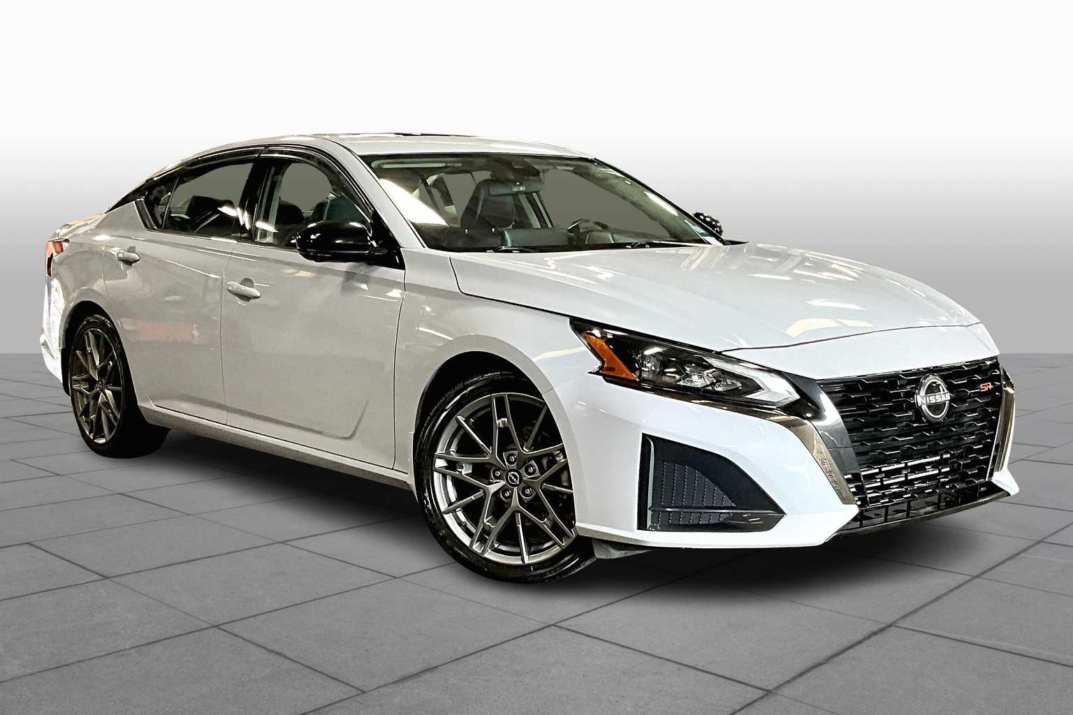 2023 Nissan Altima SR photo 2