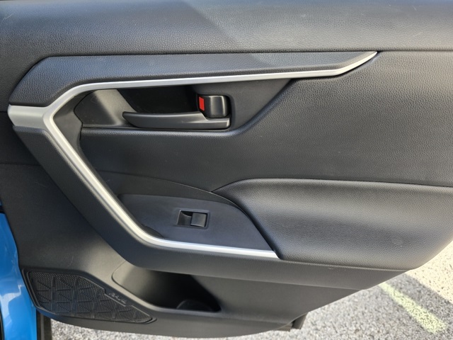 2019 Toyota RAV4 LE photo 12