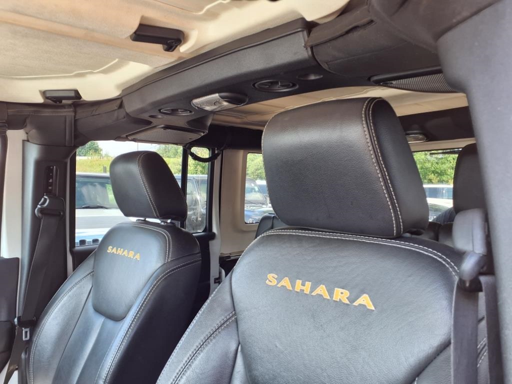 2015 Jeep Wrangler Unlimited Sahara photo 14