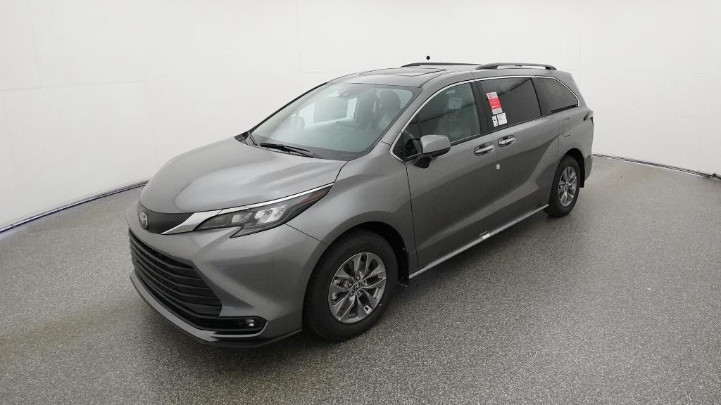 2026 Toyota Sienna XLE's photo