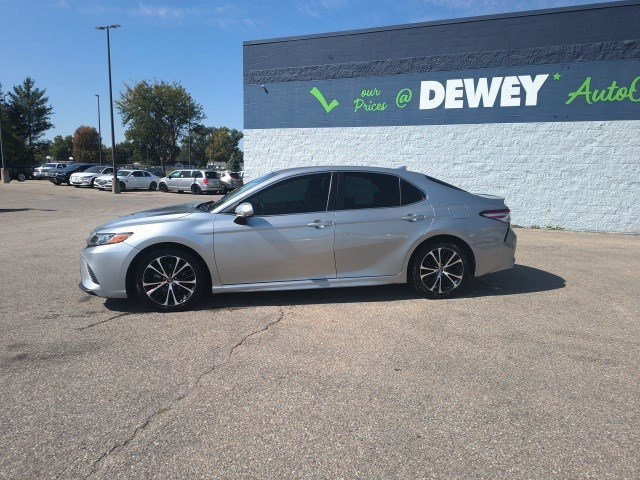 2020 Toyota Camry SE photo 2
