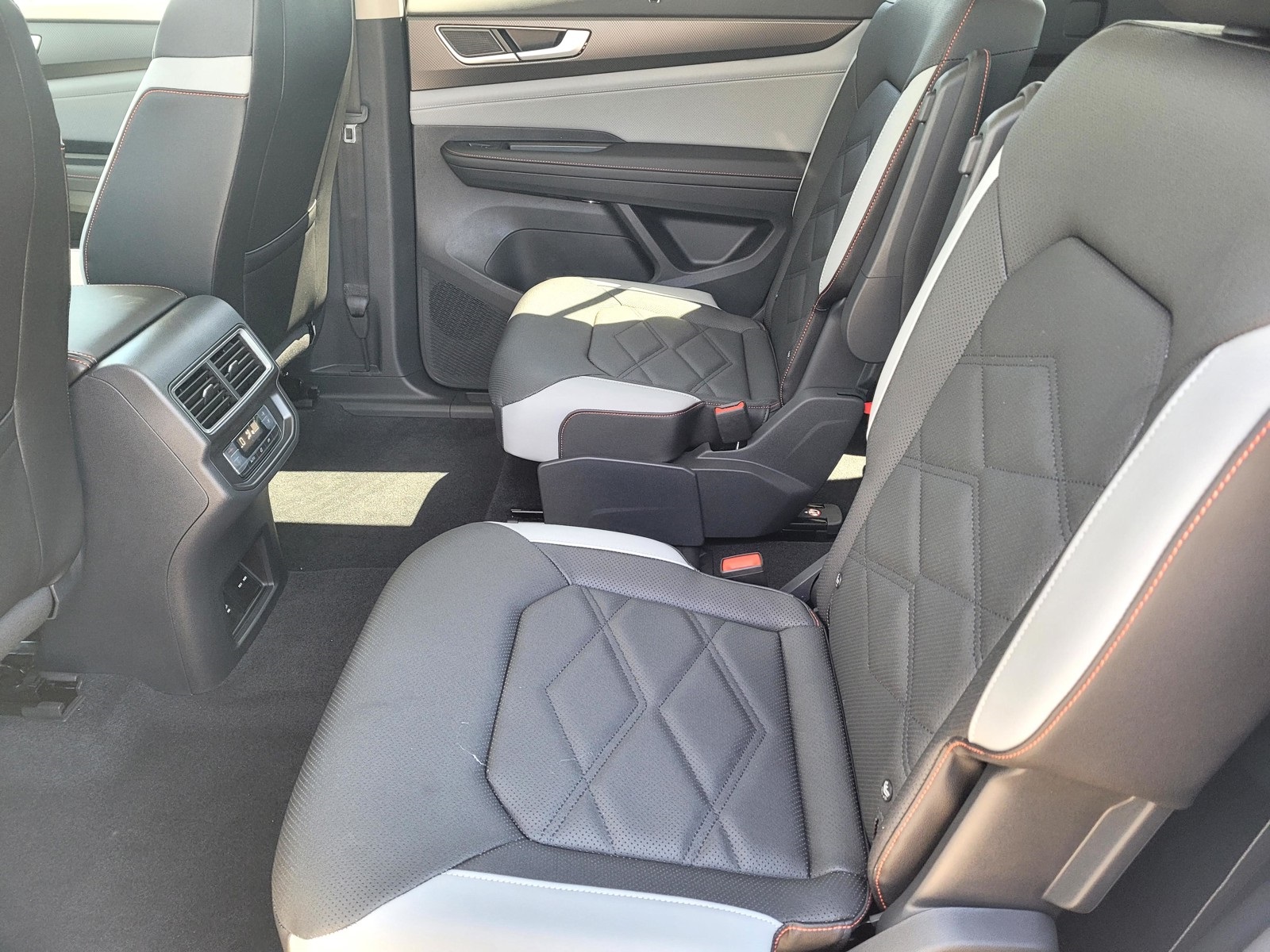 2026 Volkswagen Atlas Peak Edition SE photo 7