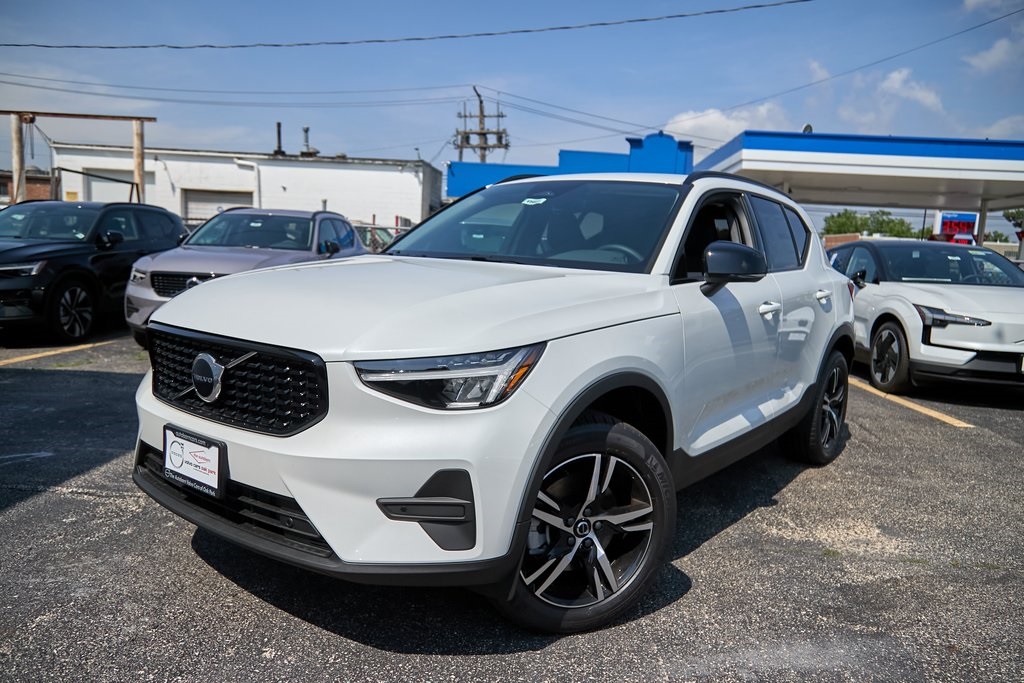 2026 Volvo XC40 Core's photo
