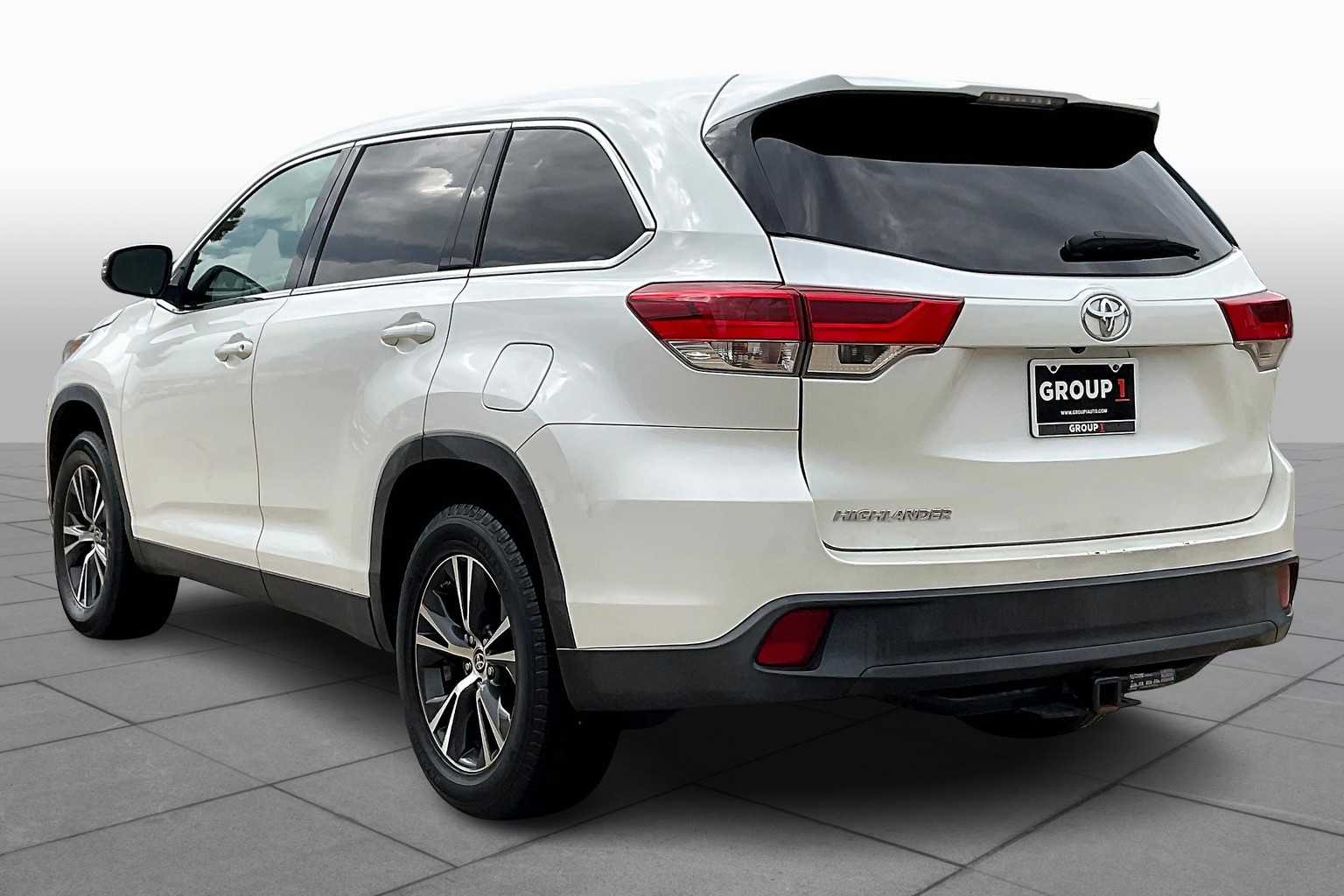 2019 Toyota Highlander LE photo 9