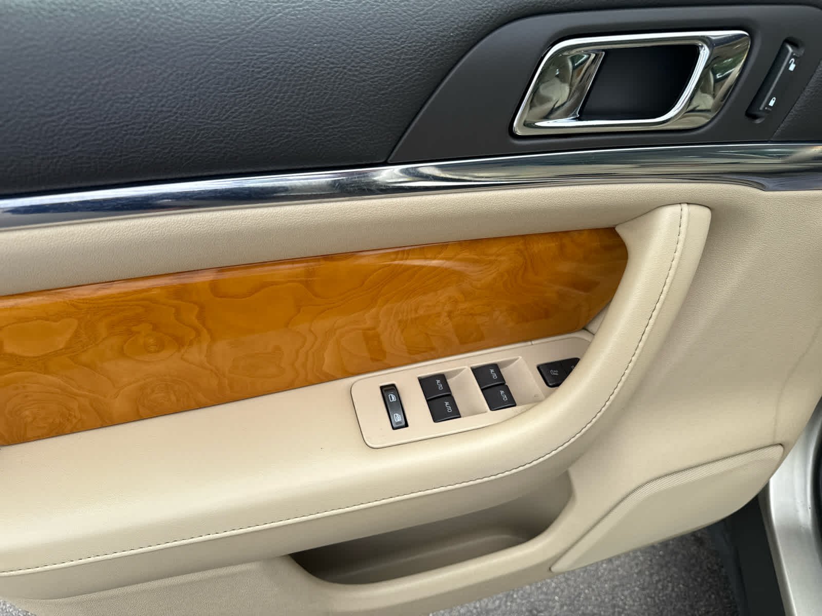 2011 Lincoln MKS photo 9