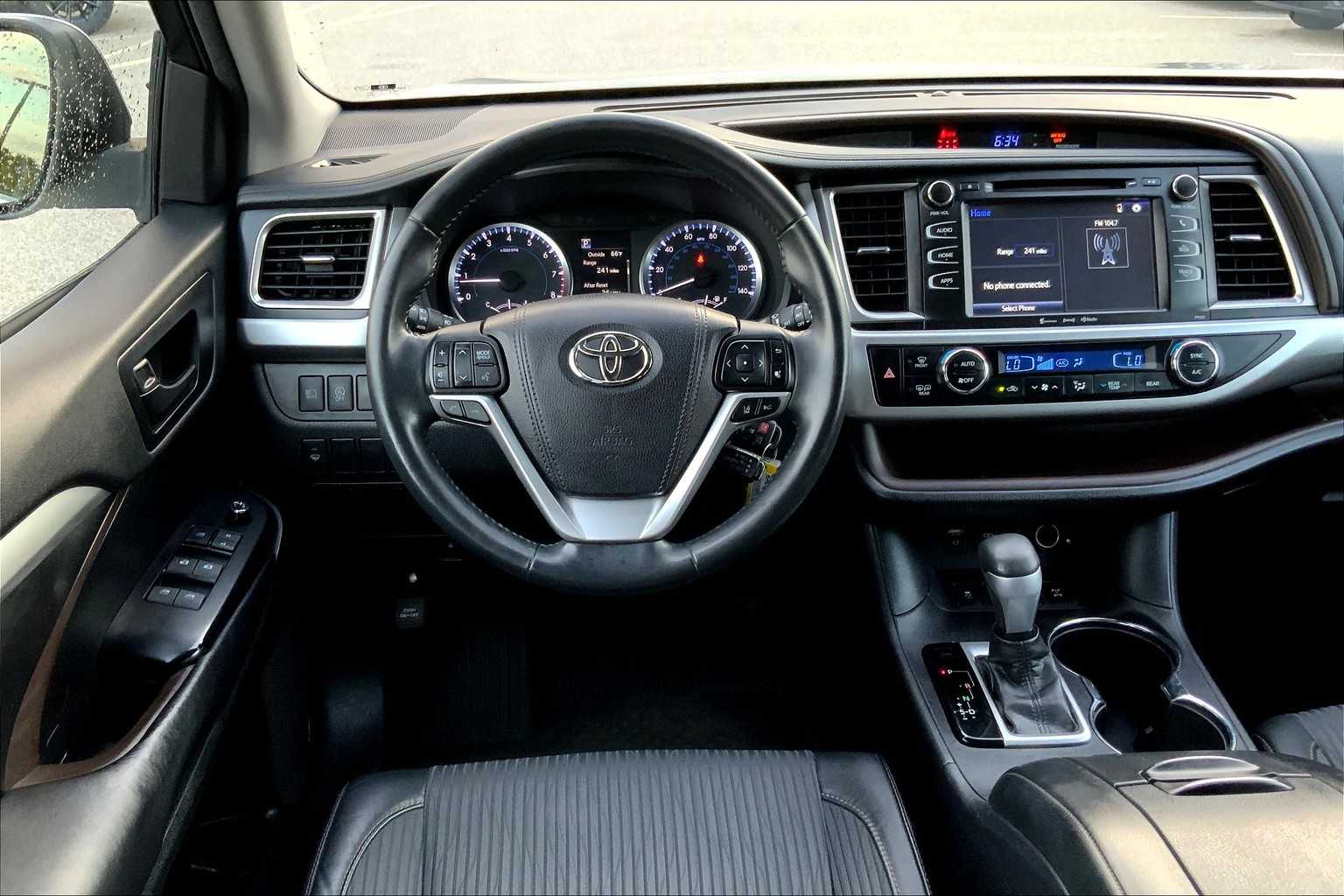 2017 Toyota Highlander LE Plus photo 4