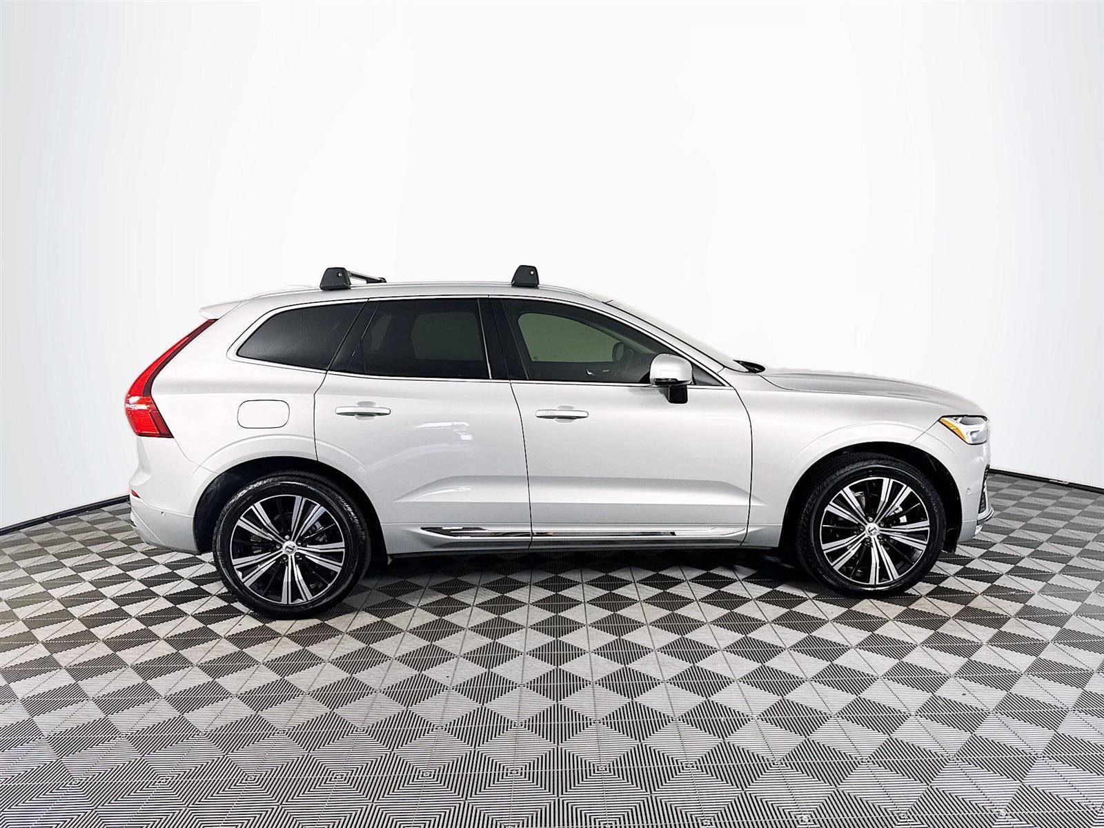 2023 Volvo XC60 B5 Plus photo 3