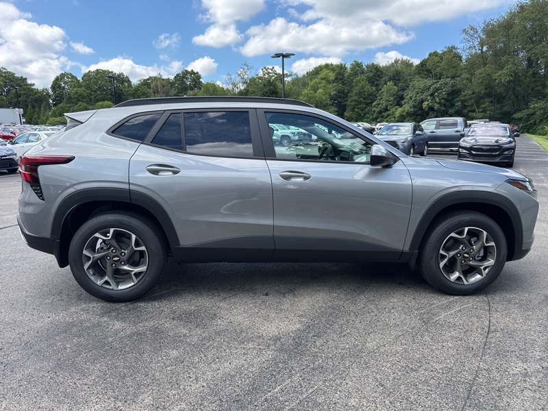 2025 Chevrolet Trax LT photo 2