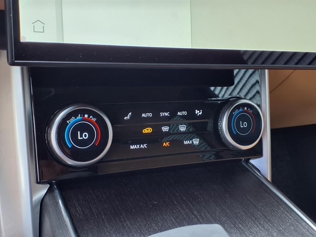 2023 Land Rover Range Rover SE photo 12