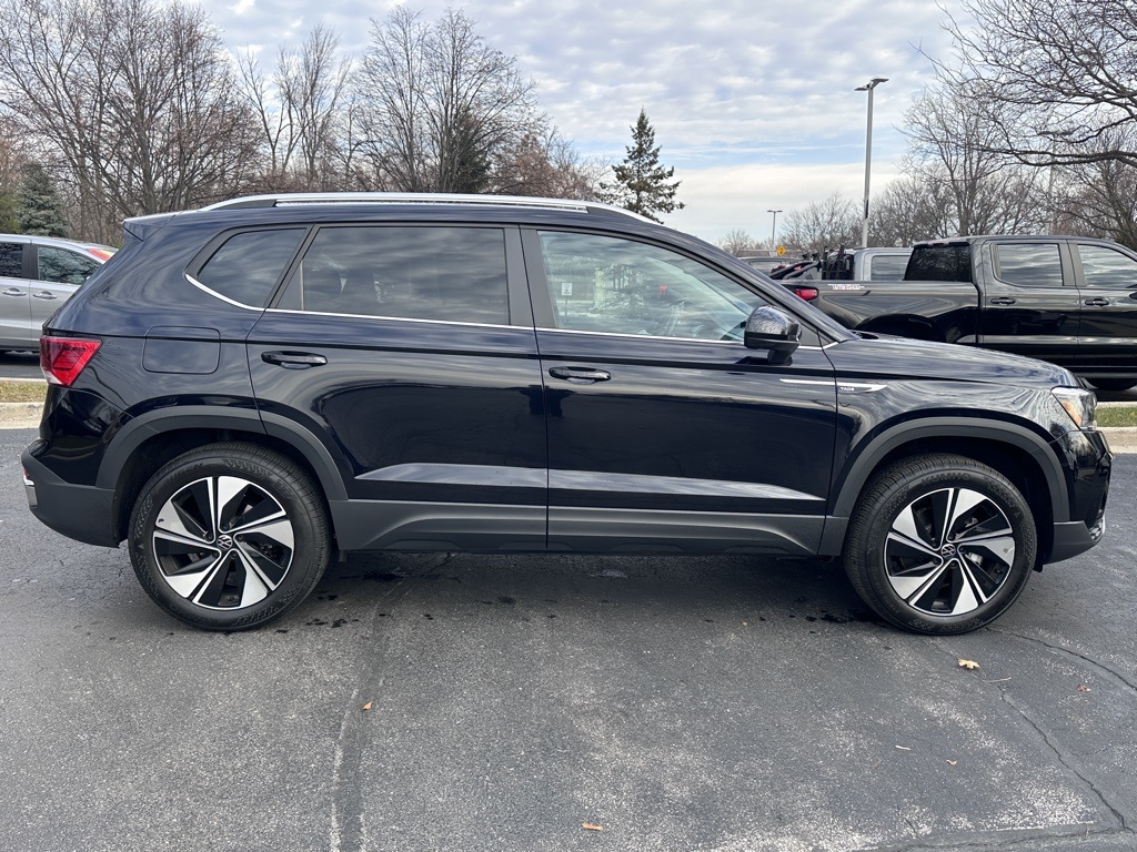 2024 Volkswagen Taos SE photo 2