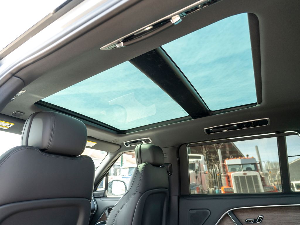 2025 Land Rover Range Rover SE photo 19
