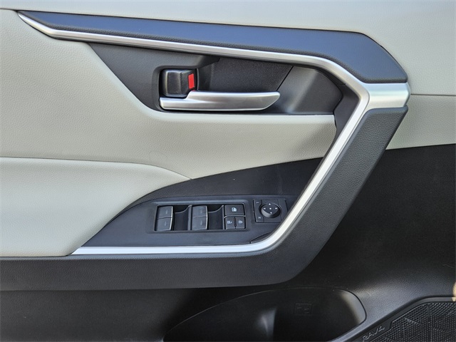 2025 Toyota RAV4 XLE photo 31