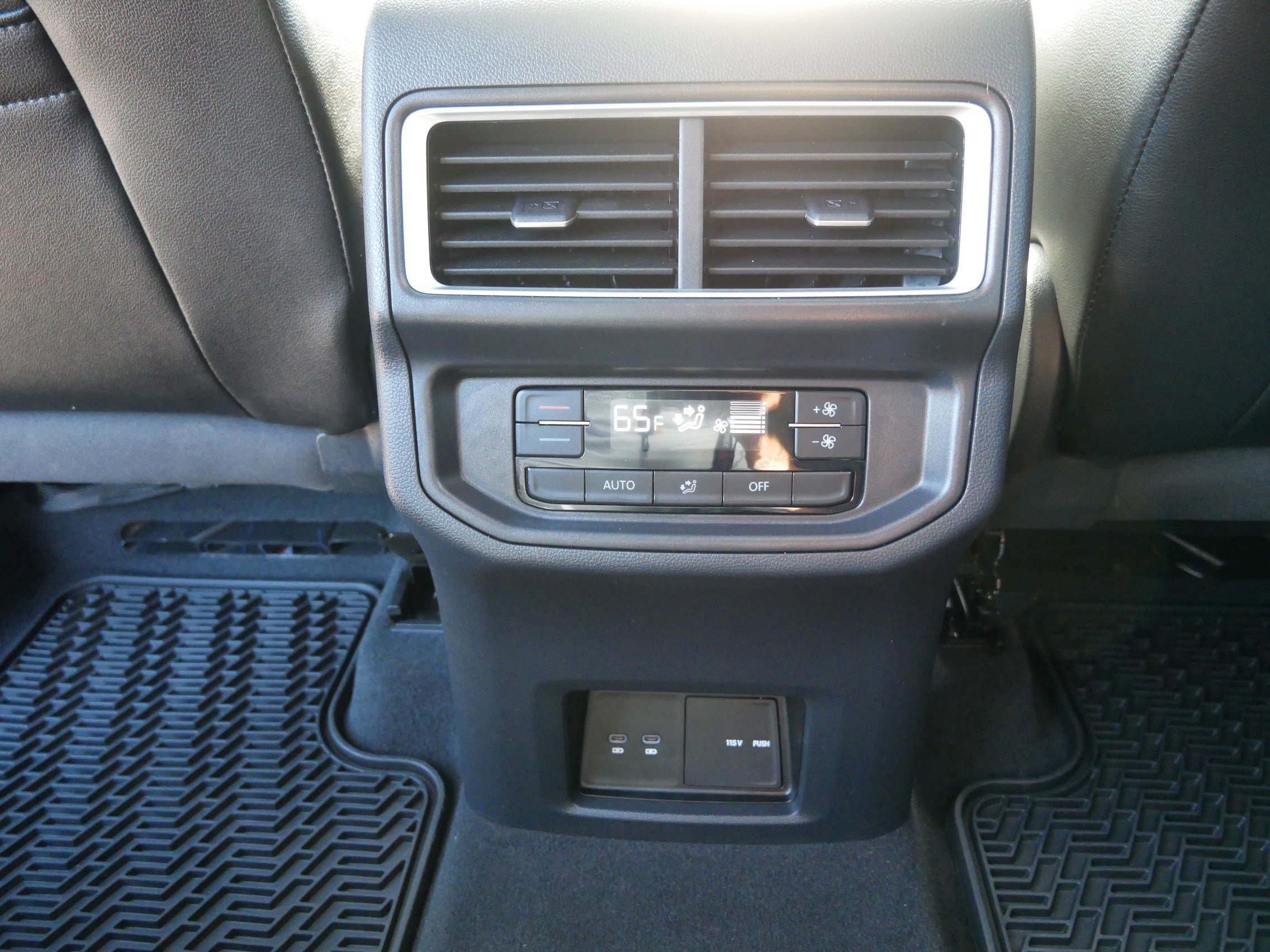 2025 Volkswagen Atlas Peak Edition photo 18