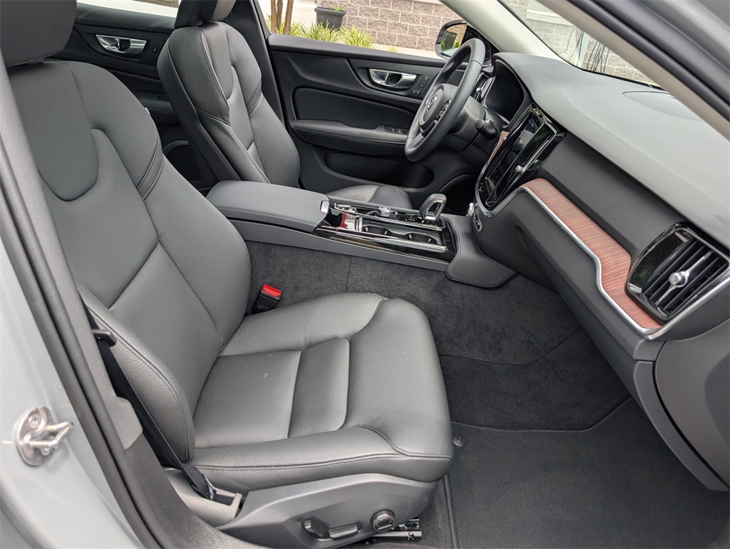 2025 Volvo S60 T8 Plus photo 2