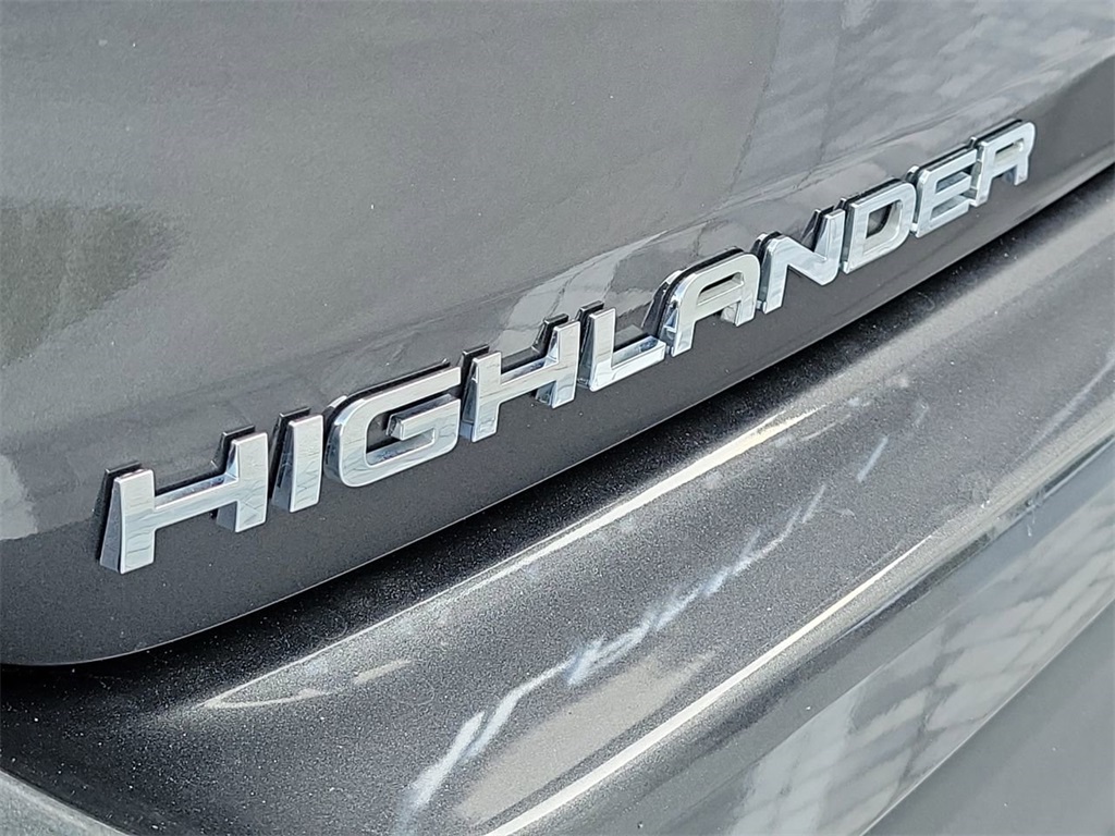 2022 Toyota Highlander LE photo 10