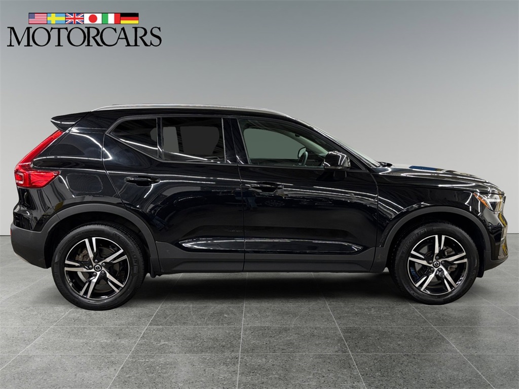2023 Volvo XC40 Core photo 2