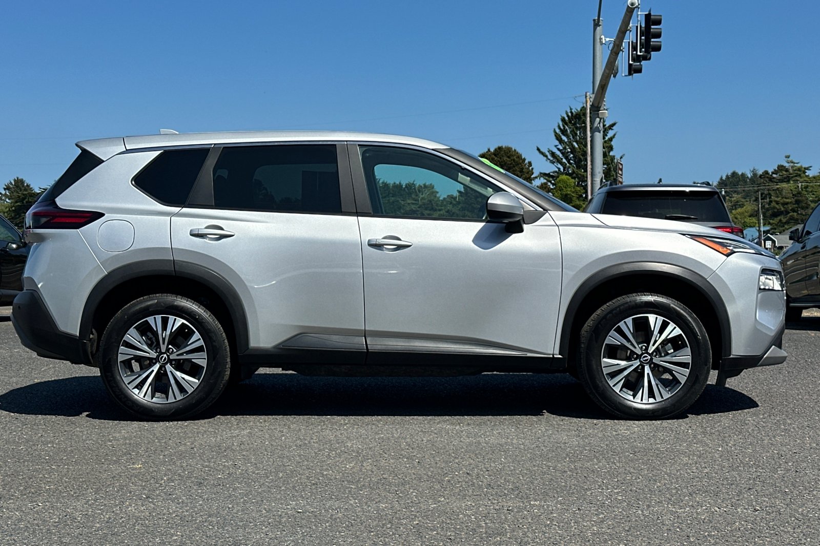 2023 Nissan Rogue SV photo 2