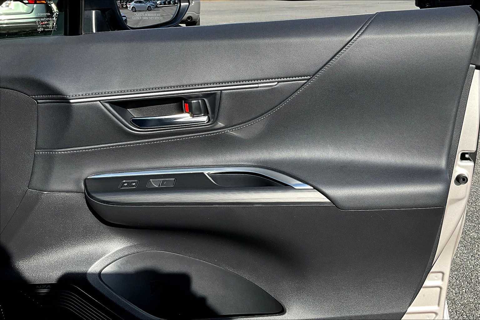 2023 Toyota Venza Limited photo 12