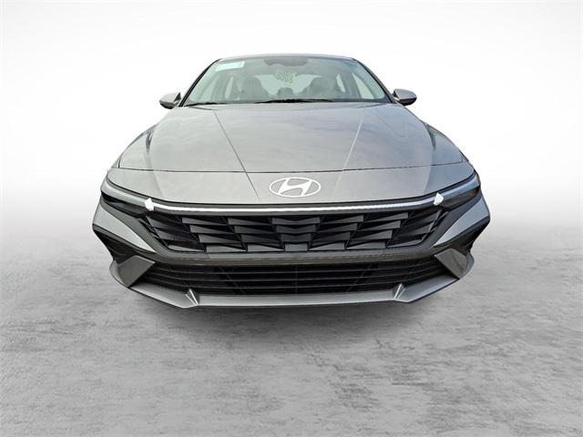 2025 Hyundai Elantra SE photo 2