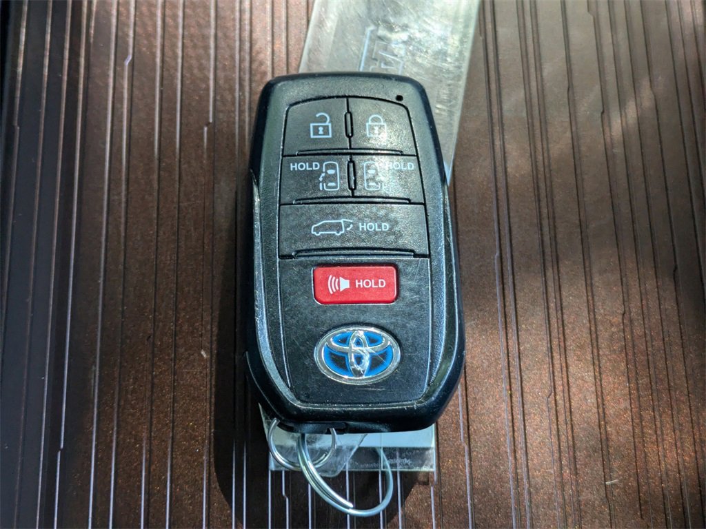 2023 Toyota Sienna XLE photo 29