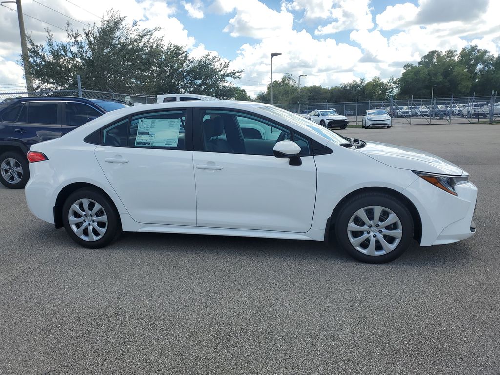 2025 Toyota Corolla LE photo 4