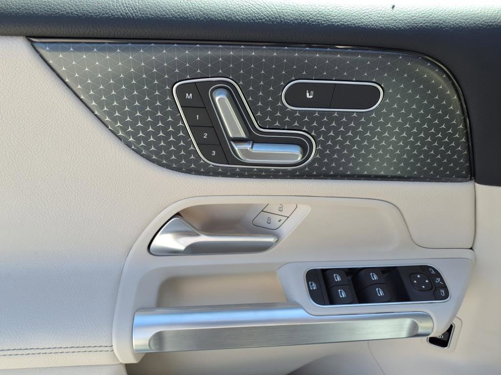 2026 Mercedes Benz GLB 250 photo 11