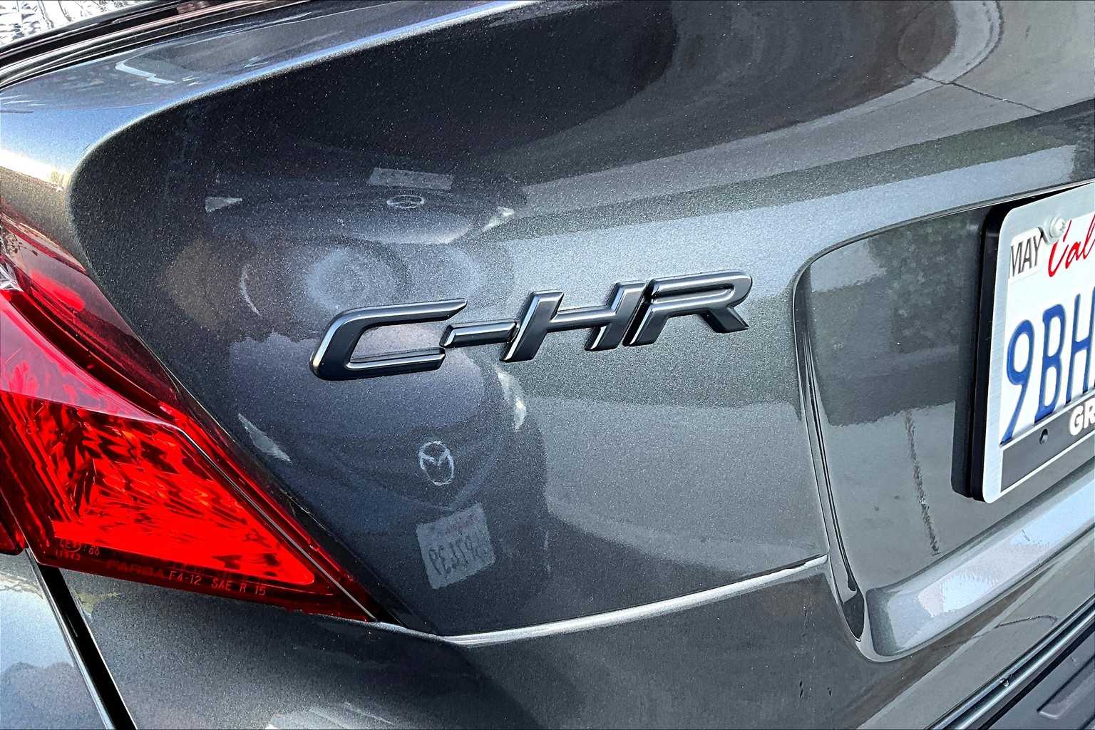 2022 Toyota C-HR XLE photo 9
