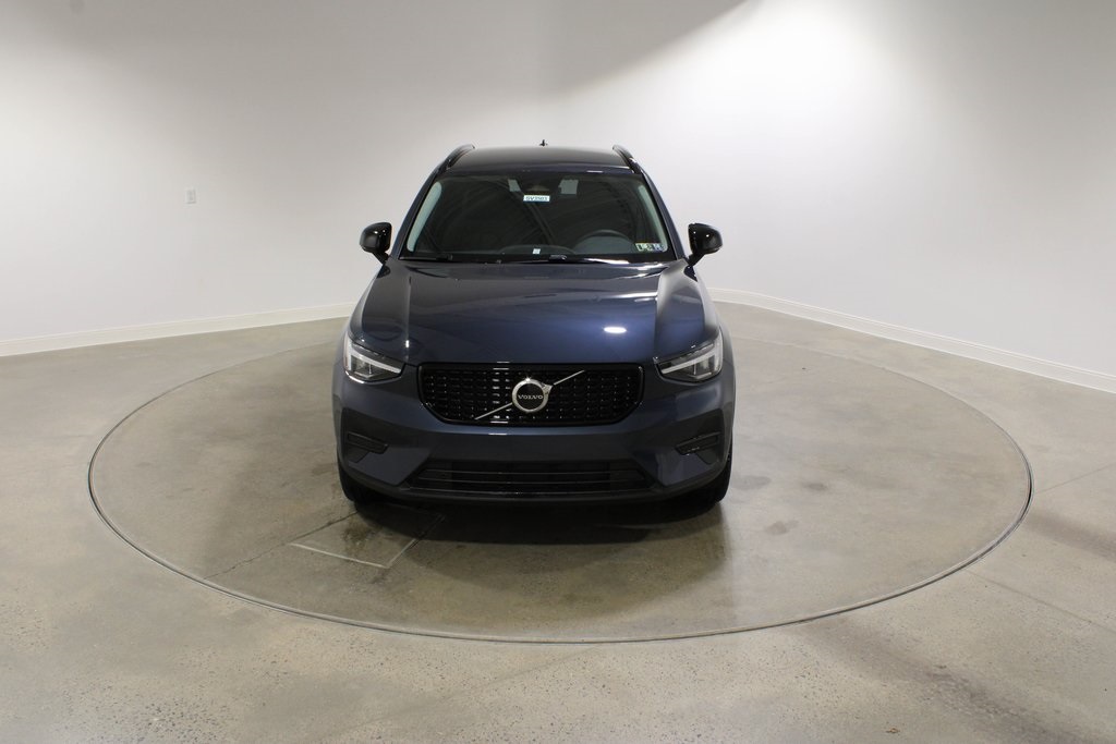 2026 Volvo XC40 Core photo 8