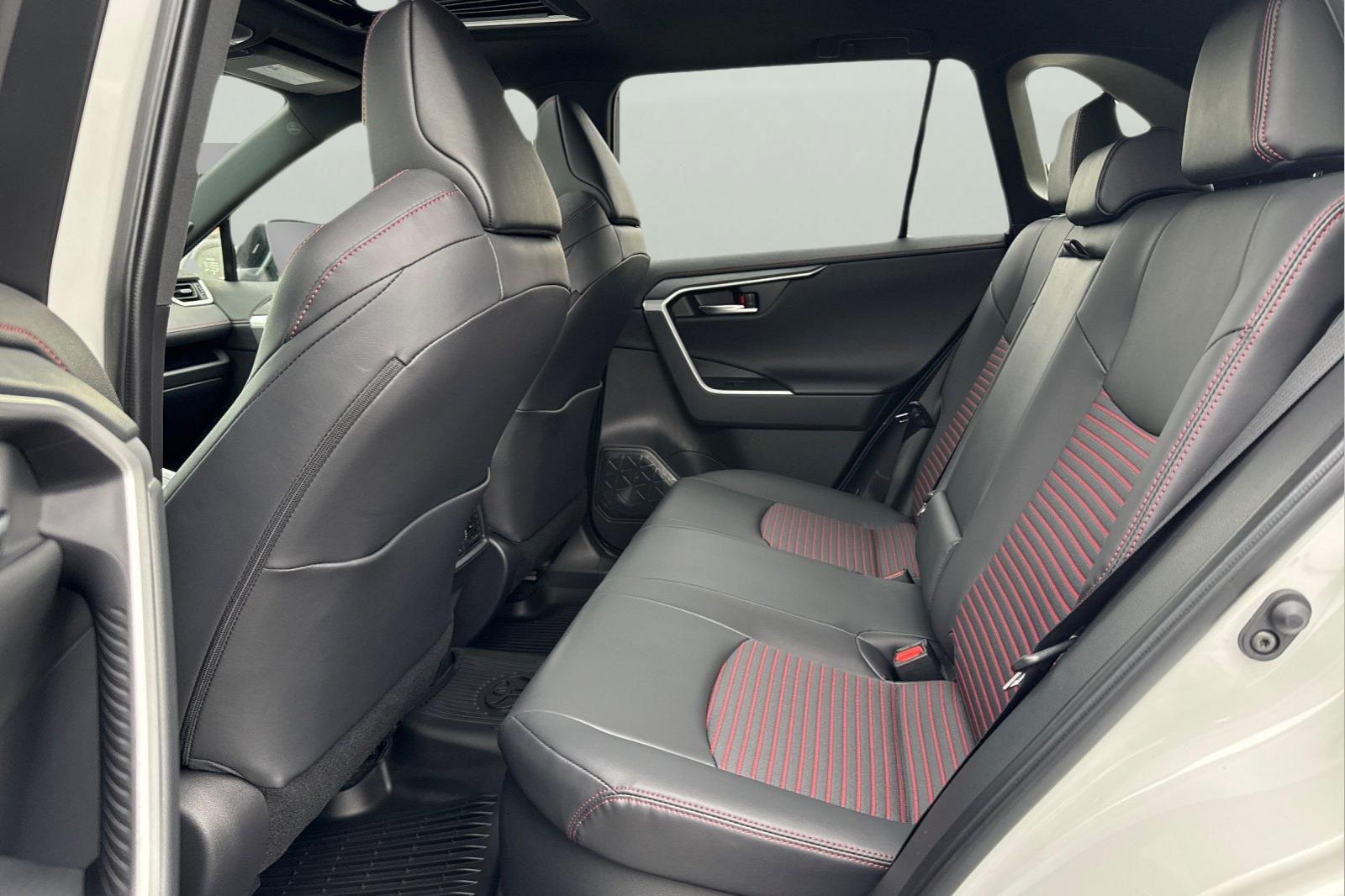 2025 Toyota RAV4 Hybrid XSE photo 4