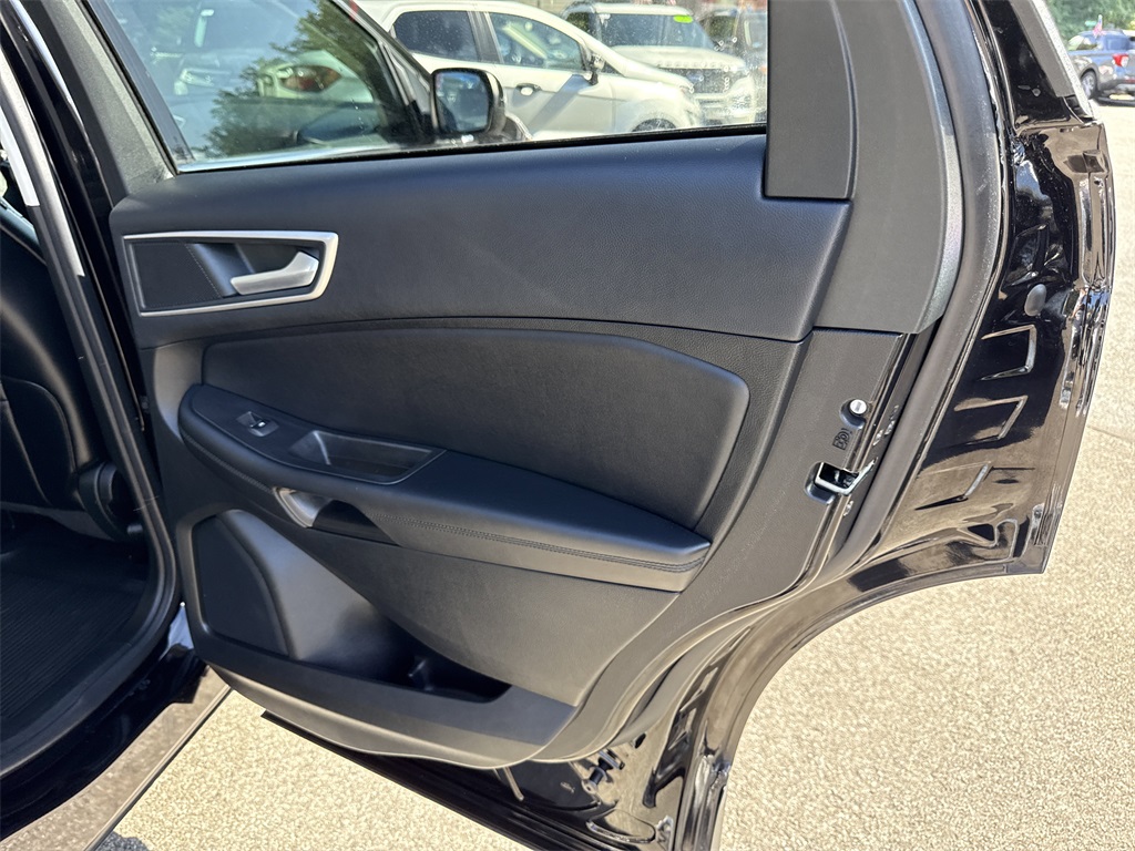 2022 Ford Edge SEL photo 30